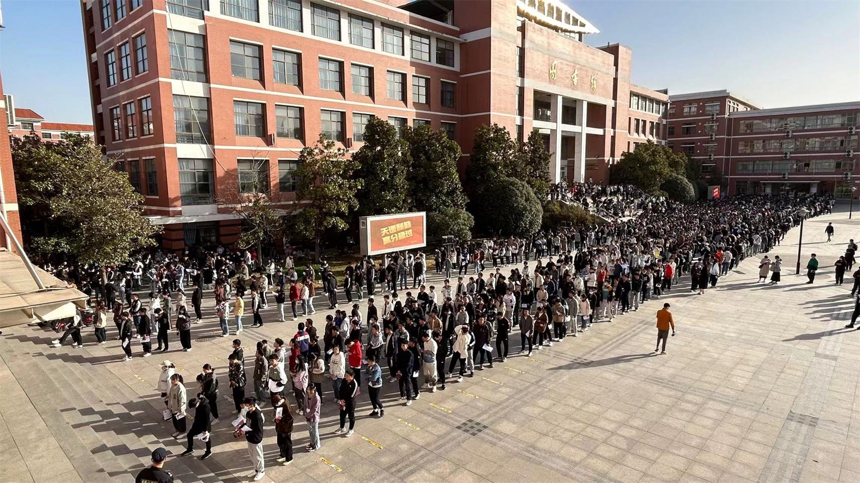 考生有序排队等待入场.jpg 考生有序排队等待入场.jpg