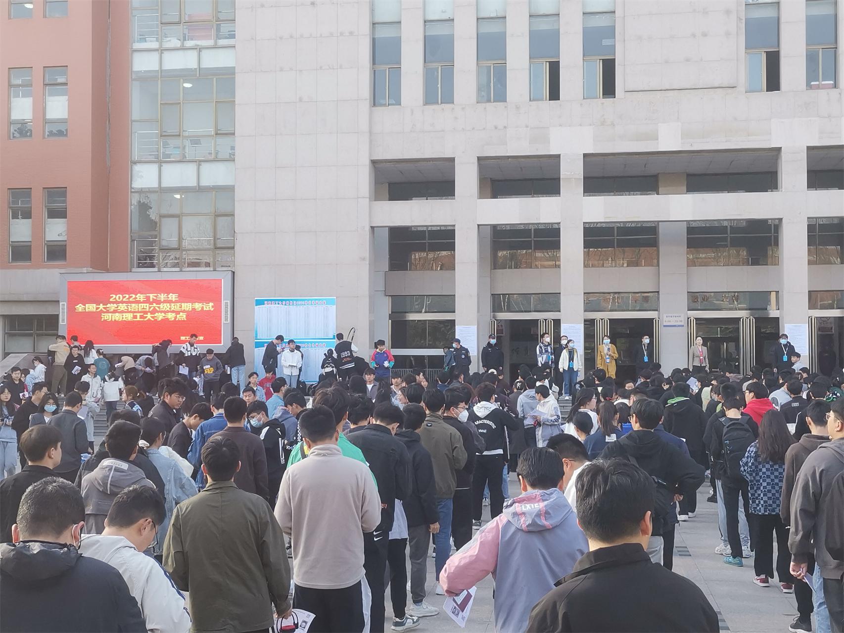 指导考生有序入场.jpg 指导考生有序入场.jpg