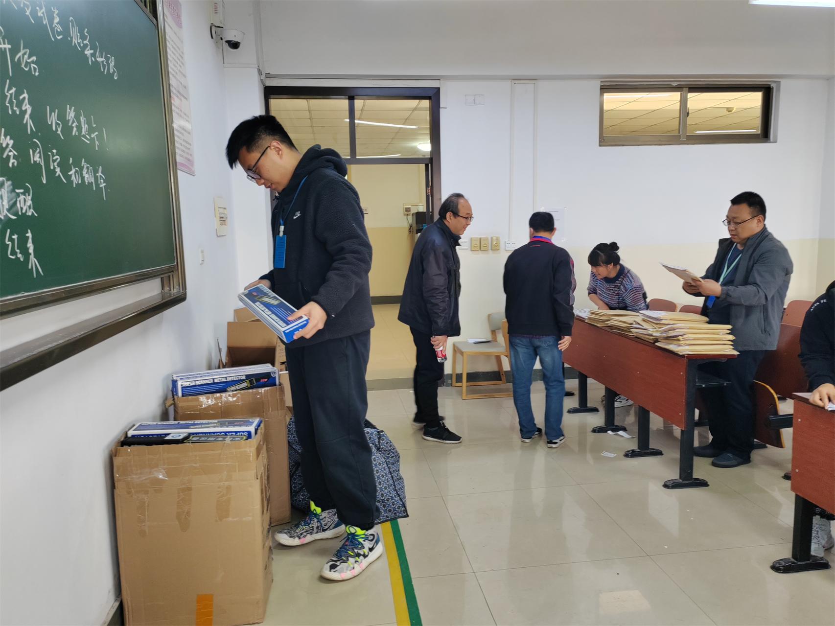 考前发考试用品11.jpg 考前发考试用品11.jpg